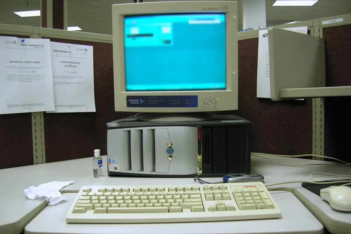 Customer service computer workstation equipped with telephone terminal for courier waybill lookups